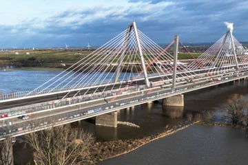 Eiszapfen fallen von Rheinbrücke - Autobahn wieder freigegeben!