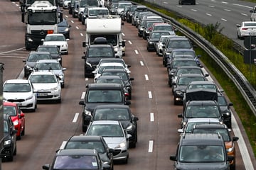 Unfall A9: Unfall auf der A9 sorgt für kilometerlangen Stau