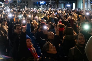 München: Angst vor Fall der Brandmauer: Tausende demonstrieren in ganz Bayern!