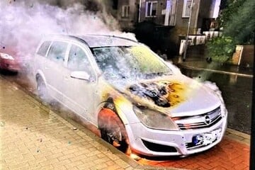 Flammen schlagen aus Opel Kombi: Wer kann Hinweise geben?