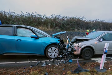 Straßensperrung nach Frontalcrash, zwei Personen verletzt