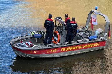 Hamburg: Kleidungsstücke gefunden: Feuerwehr sucht nach Person im Wasser