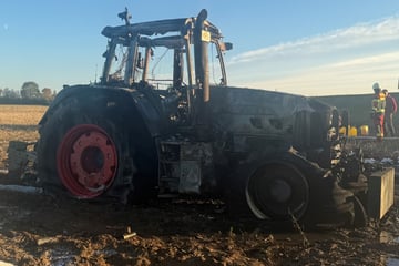 Lauter Knall auf dem Acker: Traktor brennt vollständig aus