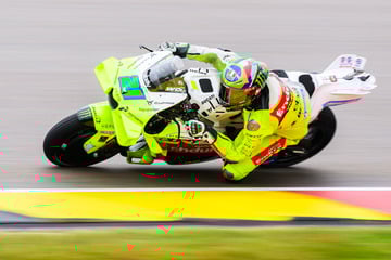 Heftiger Sturz am Sachsenring: MotoGP-Fahrer fliegt bei Tempo 170 von der Strecke!