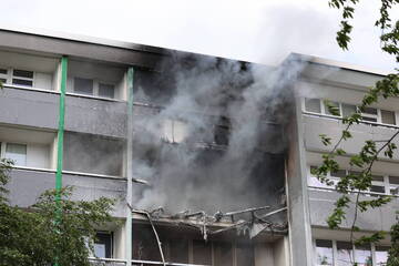 Berlin: Mehrere Balkone in Flammen: Berliner Wohnung komplett zerstört