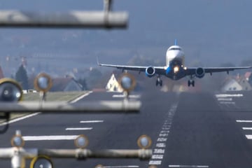 Urlaubsflieger kracht vor Start in Feuerwehrauto: 300.000 Euro Schaden und Pizza als Trost für 189 Passagiere