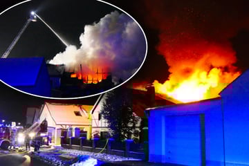 Feuerwehr-Großeinsatz auf Dreiseitenhof: Haus steht lichterloh in Flammen
