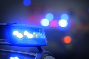 Unfall A57: Mann kracht in Lkw samt Anhänger - A57 stundenlang gesperrt