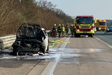 Auto in Vollbrand auf A3: Feuerwehr im Einsatz bei Ratingen