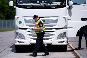 Unfall A7: Mit über drei Promille auf der A7: Lkw-Fahrer kracht in Schutzplanke