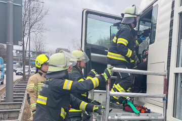 Fahrer erleidet medizinischen Notfall: Laster mit Gasflaschen kracht mit mehreren Autos zusammen