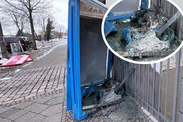 Leipzig: "Vollständig zerstört": Dixi-Klo in Leipzig-Connewitz komplett ausgebrannt