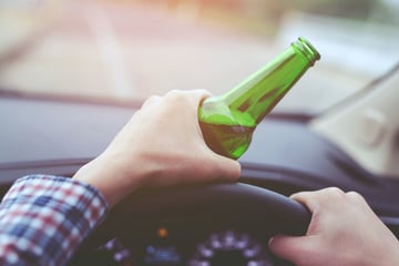 In Schlangenlinien durch die Innenstadt: Polizei stoppt sturzbetrunkenen Autofahrer