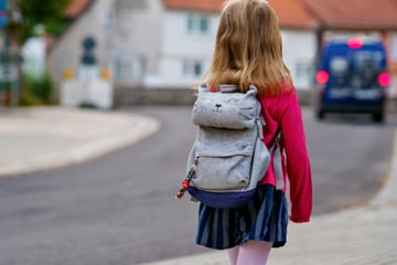 Eltern in Sorge: Verdächtiger soll Kinder wiederholt auf Schulweg angesprochen haben