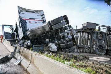 Unfall A8: Reifen platzt, Lkw kippt, Eisenrohre fliegen: A8-Chaos im Feierabendverkehr