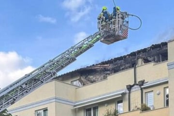 Berlin: Balkone brennen lichterloh: Flammen greifen auf Dach und Wohnungen über