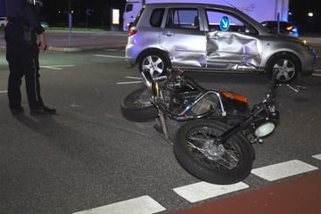 Vorfahrt an Kreuzung genommen? Motorrad kracht in Auto