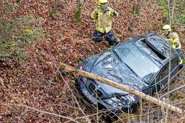 BMW kracht Böschung hinunter: Verletzter Fahranfänger in Flussbett eingeschlossen