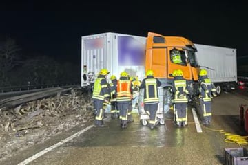 Unfall A3: Schwarzes Auto als Auslöser? Container-Laster kracht in Leitplanke und blockiert A3
