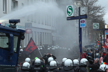 Proteste gegen AfD-Chef Chrupalla: Mehrere Verletzte, Wasserwerfer im Einsatz