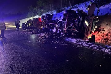 Unfall A73: Milch-Lkw verunglückt: A73 sieben Stunden voll gesperrt!