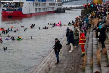 Kurios: Feuerwehrmänner springen in eiskaltes Wasser und Hunderte schauen zu