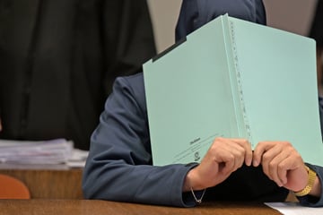 Benzin vor Tür geschüttet und angezündet: Mann bestreitet Mordversuch an Frau und Sohn