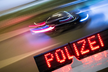 30-Jähriger brettert mit 190 durch 80er-Zone und tauscht Sitz mit Beifahrer