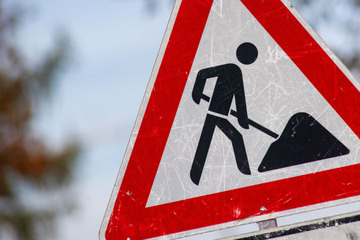 Schwerer Unfall auf Baustelle: Stein stürzt von Kran herab und tötet Arbeiter