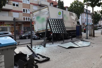 30.000 Euro Schaden: Lkw kracht in Haltestelle!