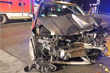 Fahrerin missachtet Vorfahrt: Kollision zwischen Autos, zwei Verletzte