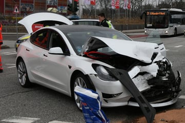 Frontal-Crash zwischen Audi und Tesla: Person bricht sich den Oberschenkel