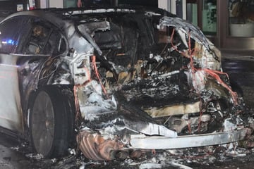 Berlin: Brandstiftung! Porsche und weitere Autos brennen in der Nacht