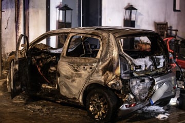 Carport in Flammen! Feuer macht Haus unbewohnbar