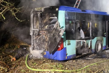 Busfahrer will losfahren, da schlagen Flammen aus dem Heck