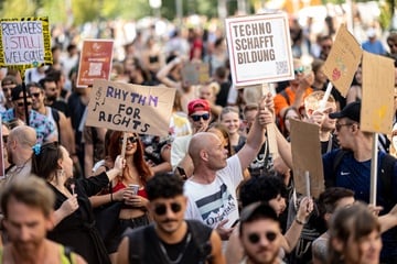 Berlin: "Zug der Liebe" rollt wieder durch Berlin: Techno-Parade trommelt für Toleranz