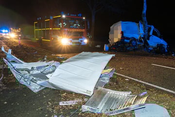 Tödlicher Unfall in Niedersachsen: Transporterfahrer prallt gegen mehrere Bäume