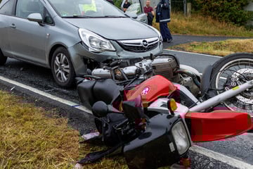 Autofahrer leistet nach Crash mit Motorrad Erste Hilfe: Biker stirbt dennoch an Unfallstelle