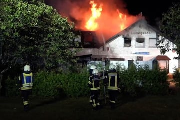 Flammen schlagen sogar aus dem Dach: Swingerclub brennt lichterloh!