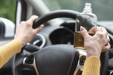 Mutige Zeugin stoppt Fahrerin mit heftigem Promille-Wert: Auf dem Polizeirevier wird es brutal