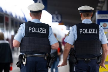 Sex-Attacke im Bahnhof: Mann vergeht sich an Frau mit Beeinträchtigung und entkommt
