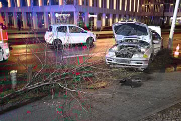 Heftiger Unfall am Hauptbahnhof: BMW fällt Baum und kracht gegen Laterne