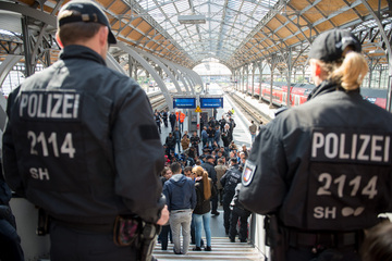 Hamburg: "Geschenk"- Päckchen sorgt für Einsatz an zwei Bahnhöfen: Zug geräumt