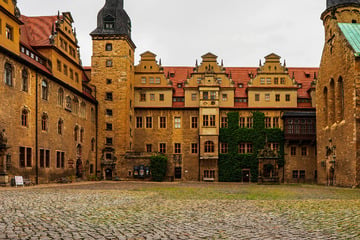 46-Jähriger pennt in historischem Schlosshof ein - und steckt in der Klemme