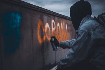 Mann erwischt Graffiti-Sprayer auf frischer Tat und kassiert Schlag ins Gesicht