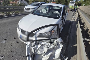 Betrunken in den Gegenverkehr gekracht: Autofahrer schwer verletzt