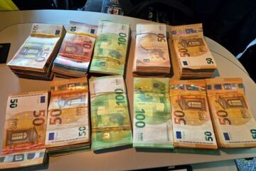 Über 111.000 Euro Bargeld im Auto: Polizei stoppt mysteriösen Geldboten