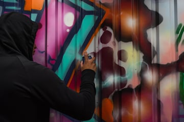 Jugendliche sprühen Graffiti: Was danach passiert, überrascht die Dorfbewohner