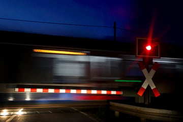 Kollision mit Güterzug! Autofahrerin gerät bei Nebel auf Bahnübergang