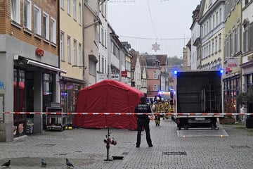 Anwohner hörten Knallgeräusche: Zwei Tote und ein Verletzter bei Brand in Esslingen